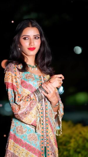 Neetu Bisht Instagram - Hello..
Eid mubarak 🙏🏻 🌙
@divaartjewellers
#neetubisht #eid #post