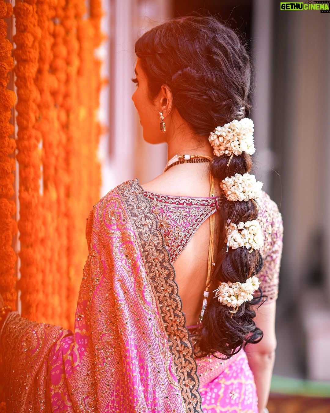 Neetu Bisht - 390.4K Likes - Saree, gajra, and a touch of grace!!
💖🌺
@divaartjewellers 
@dvasabyabhi