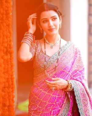 Neetu Bisht Instagram - Saree, gajra, and a touch of grace!!
💖🌺
@divaartjewellers
@dvasabyabhi