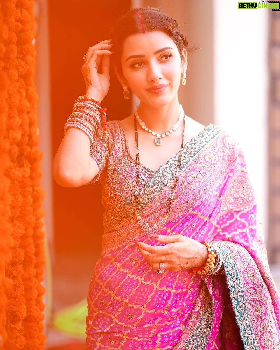 Neetu Bisht - 390.4K Likes - Saree, gajra, and a touch of grace!!
💖🌺
@divaartjewellers 
@dvasabyabhi