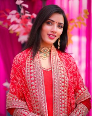 Neetu Bisht Instagram - Serving thumkas with a side of Punjab!
Danced so much, even the dhol needed a break🙈😛
Jewellery @divaartjewellers
#neetubisht #punjab