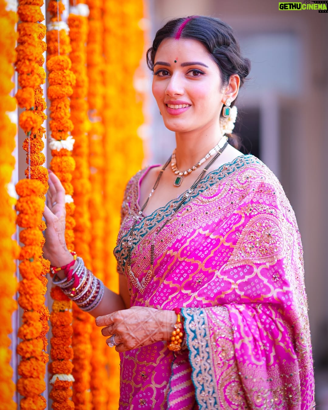 Neetu Bisht - 390.4K Likes - Saree, gajra, and a touch of grace!!
💖🌺
@divaartjewellers 
@dvasabyabhi