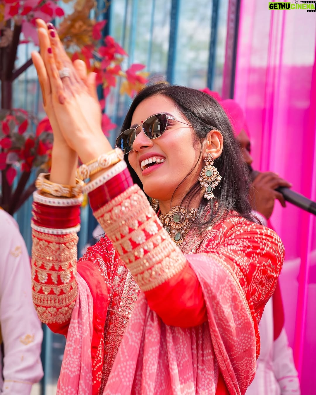 Neetu Bisht - 178.7K Likes - Serving thumkas with a side of Punjab!
Danced so much, even the dhol needed a break🙈😛
	

Jewellery @divaartjewellers 
#neetubisht #punjab