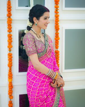 Neetu Bisht Instagram - Saree, gajra, and a touch of grace!!
💖🌺
@divaartjewellers
@dvasabyabhi