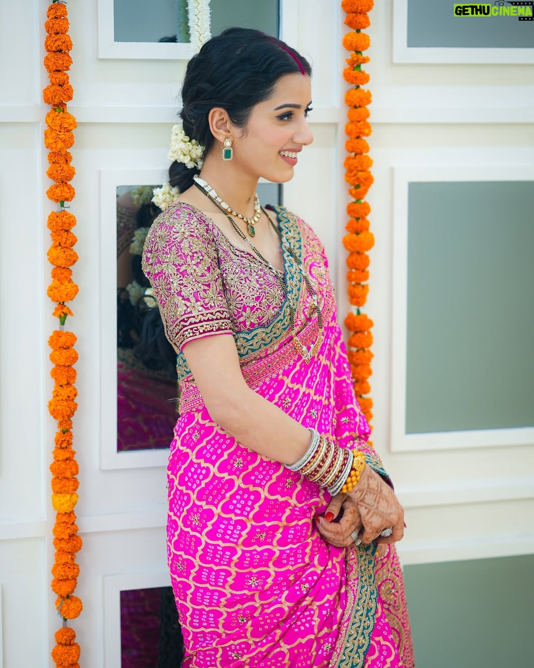 Neetu Bisht - 390.4K Likes - Saree, gajra, and a touch of grace!!
💖🌺
@divaartjewellers 
@dvasabyabhi