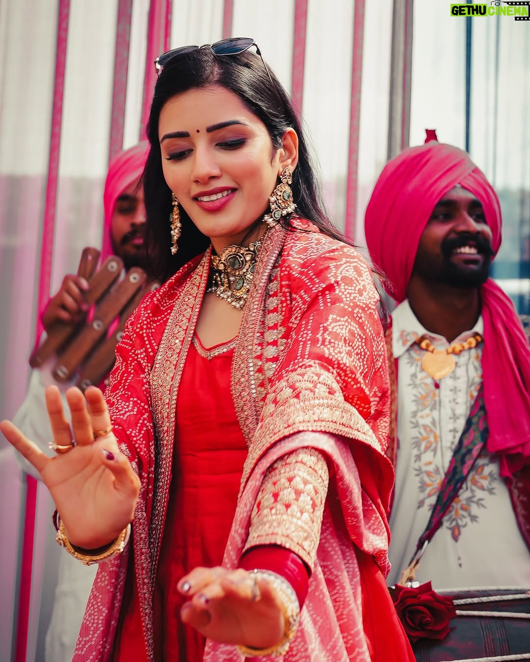Neetu Bisht - 178.7K Likes - Serving thumkas with a side of Punjab!
Danced so much, even the dhol needed a break🙈😛
	

Jewellery @divaartjewellers 
#neetubisht #punjab
