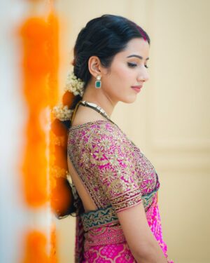 Neetu Bisht Instagram - Saree, gajra, and a touch of grace!!
💖🌺
@divaartjewellers
@dvasabyabhi