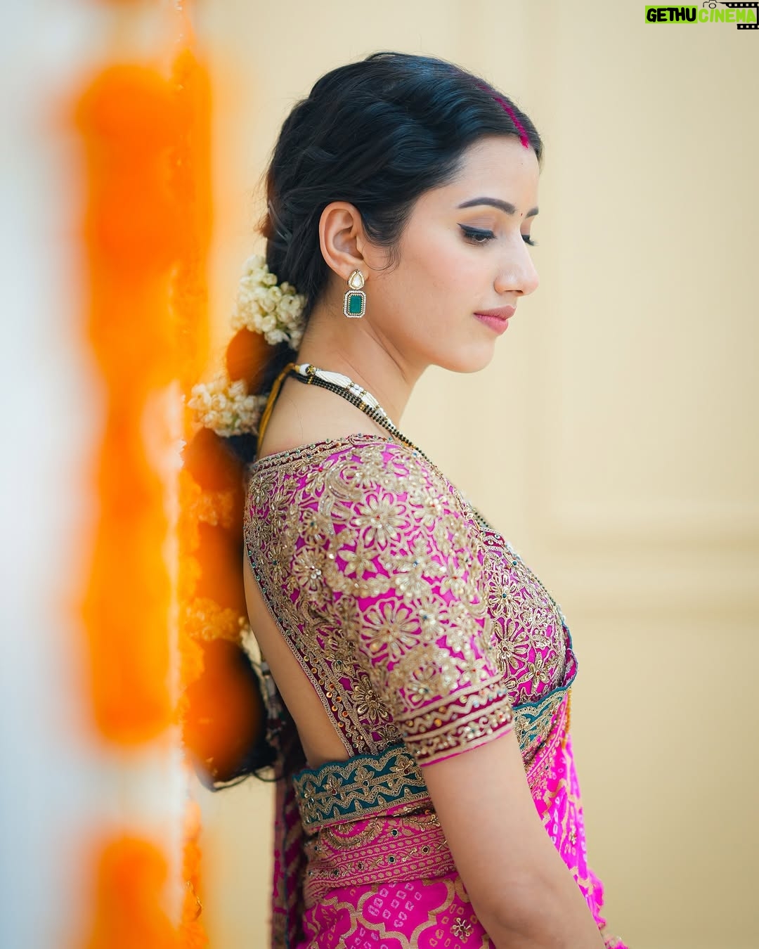 Neetu Bisht - 390.4K Likes - Saree, gajra, and a touch of grace!!
💖🌺
@divaartjewellers 
@dvasabyabhi