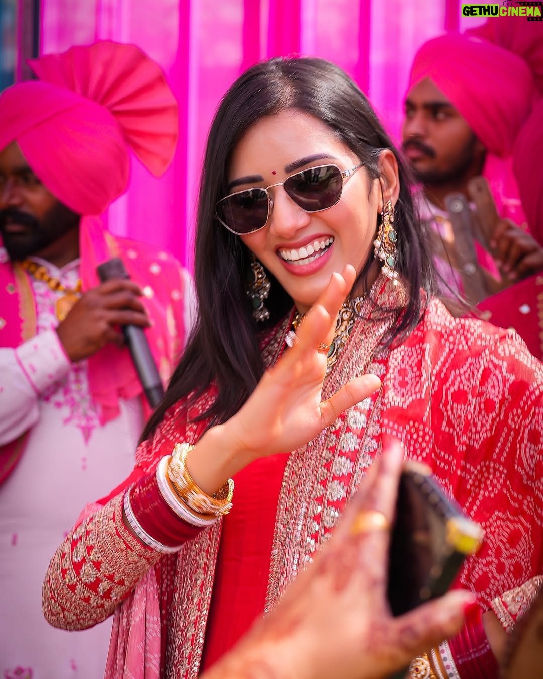 Neetu Bisht - 178.7K Likes - Serving thumkas with a side of Punjab!
Danced so much, even the dhol needed a break🙈😛
	

Jewellery @divaartjewellers 
#neetubisht #punjab