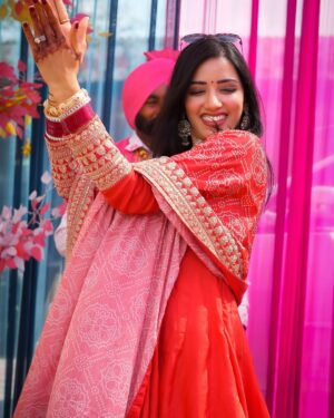 Neetu Bisht Instagram - Serving thumkas with a side of Punjab!
Danced so much, even the dhol needed a break🙈😛
Jewellery @divaartjewellers
#neetubisht #punjab