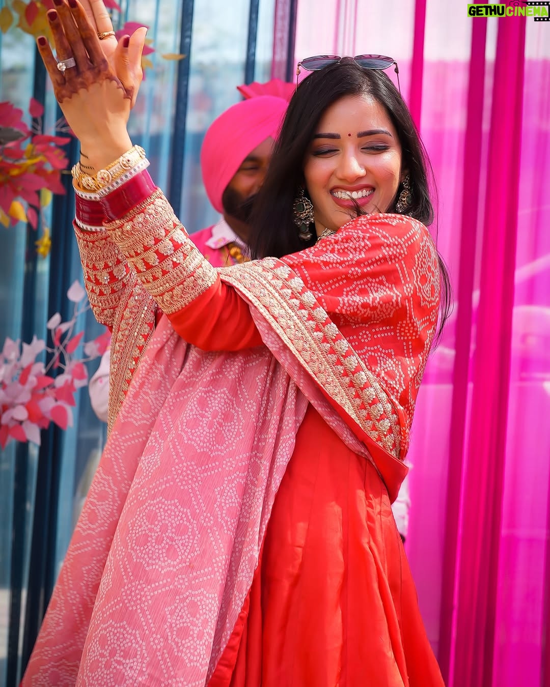 Neetu Bisht - 178.7K Likes - Serving thumkas with a side of Punjab!
Danced so much, even the dhol needed a break🙈😛
	

Jewellery @divaartjewellers 
#neetubisht #punjab