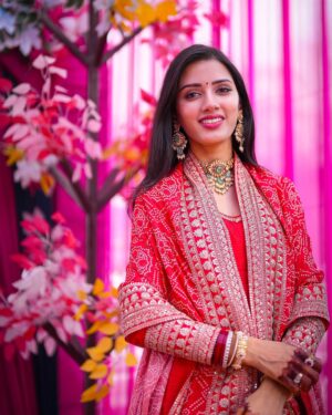 Neetu Bisht Instagram - Serving thumkas with a side of Punjab!
Danced so much, even the dhol needed a break🙈😛
Jewellery @divaartjewellers
#neetubisht #punjab