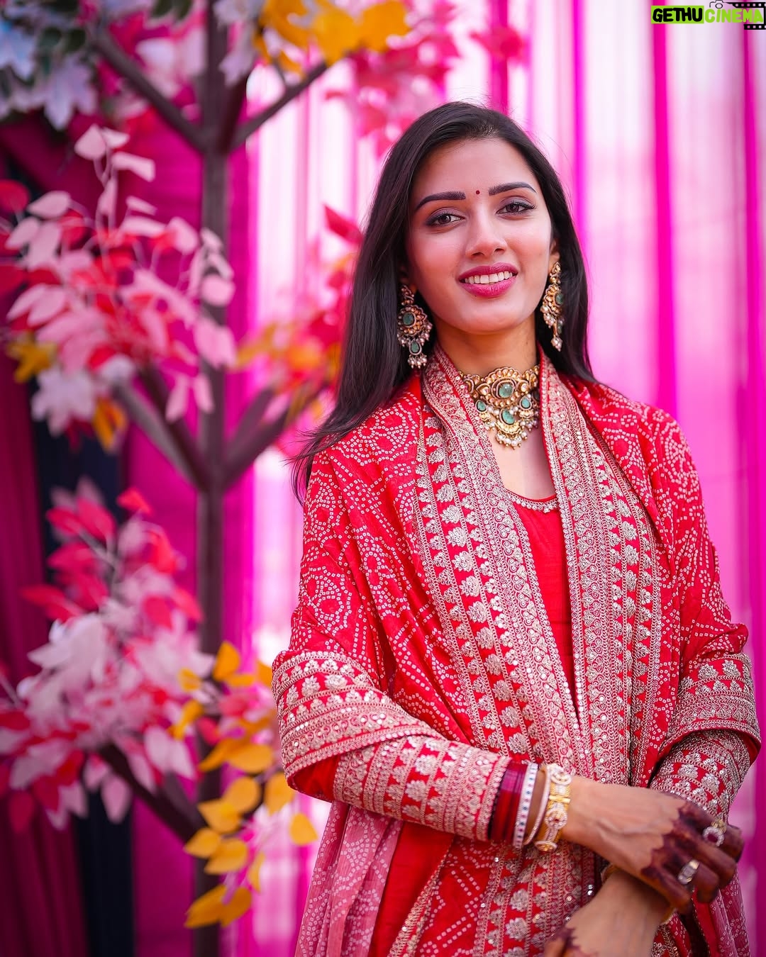 Neetu Bisht - 178.7K Likes - Serving thumkas with a side of Punjab!
Danced so much, even the dhol needed a break🙈😛
	

Jewellery @divaartjewellers 
#neetubisht #punjab