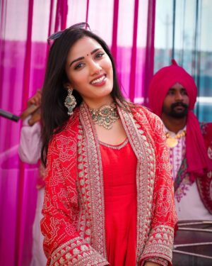 Neetu Bisht Instagram - Serving thumkas with a side of Punjab!
Danced so much, even the dhol needed a break🙈😛
Jewellery @divaartjewellers
#neetubisht #punjab