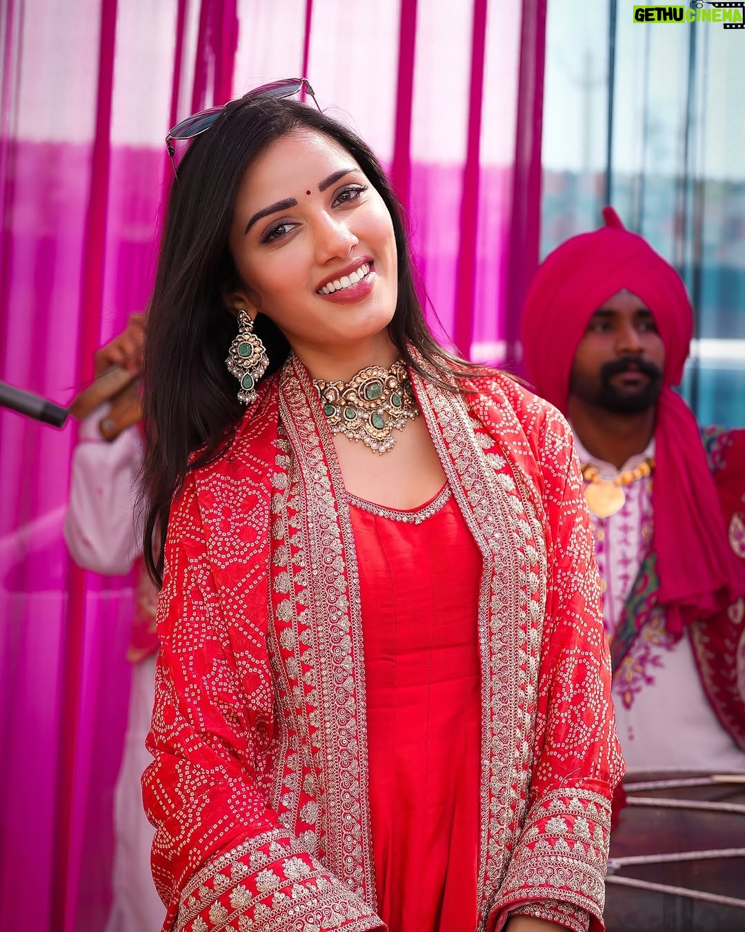 Neetu Bisht - 178.7K Likes - Serving thumkas with a side of Punjab!
Danced so much, even the dhol needed a break🙈😛
	

Jewellery @divaartjewellers 
#neetubisht #punjab