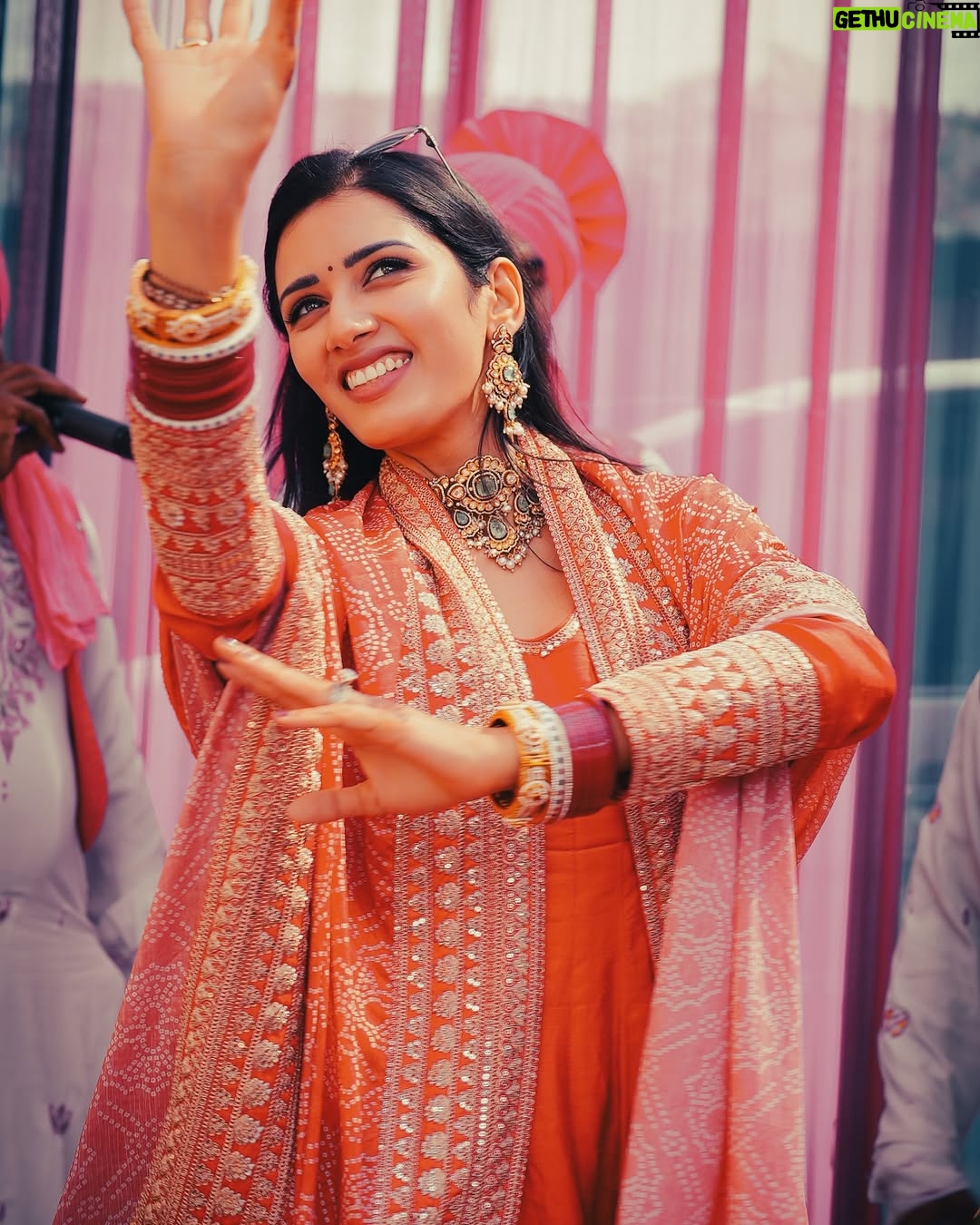 Neetu Bisht - 178.7K Likes - Serving thumkas with a side of Punjab!
Danced so much, even the dhol needed a break🙈😛
	

Jewellery @divaartjewellers 
#neetubisht #punjab