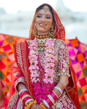 Neetu Bisht Instagram - Some looks are not just outfits, they are emotions.
Still obsessed with my Kumaoni wedding look! 💕🥰 #culturalgrace #kumaunibride #neetubisht
Special thanks to them @riyamakeup_artist @ankur_hairstylist 💝❤️❤️❤️❤️