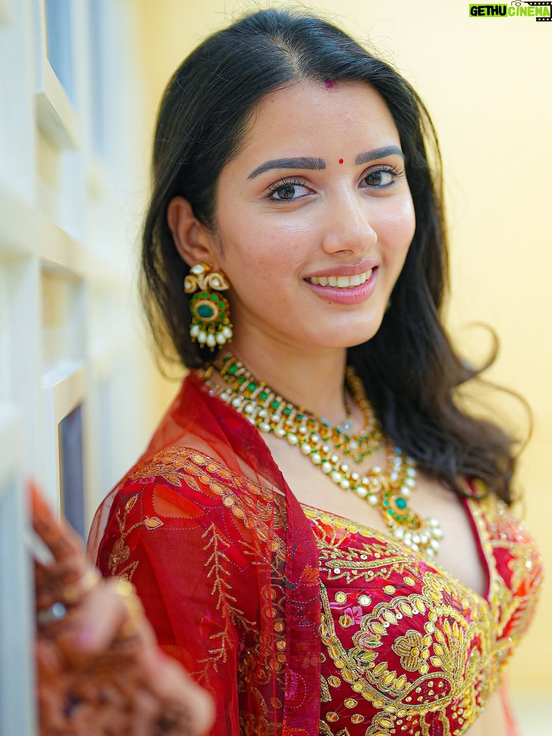 Neetu Bisht - 464.8K Likes - Teej pe no filter needed..💖 the glow is real!🥰❤️
@divaartjewellers ❤️❤️
#neetubisht #teej #post