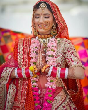 Neetu Bisht Instagram - Some looks are not just outfits, they are emotions.
Still obsessed with my Kumaoni wedding look! 💕🥰 #culturalgrace #kumaunibride #neetubisht
Special thanks to them @riyamakeup_artist @ankur_hairstylist 💝❤️❤️❤️❤️