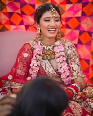 Neetu Bisht Instagram - Some looks are not just outfits, they are emotions.
Still obsessed with my Kumaoni wedding look! 💕🥰 #culturalgrace #kumaunibride #neetubisht
Special thanks to them @riyamakeup_artist @ankur_hairstylist 💝❤️❤️❤️❤️