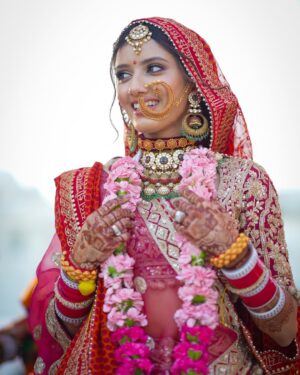 Neetu Bisht Instagram - Some looks are not just outfits, they are emotions.
Still obsessed with my Kumaoni wedding look! 💕🥰 #culturalgrace #kumaunibride #neetubisht
Special thanks to them @riyamakeup_artist @ankur_hairstylist 💝❤️❤️❤️❤️