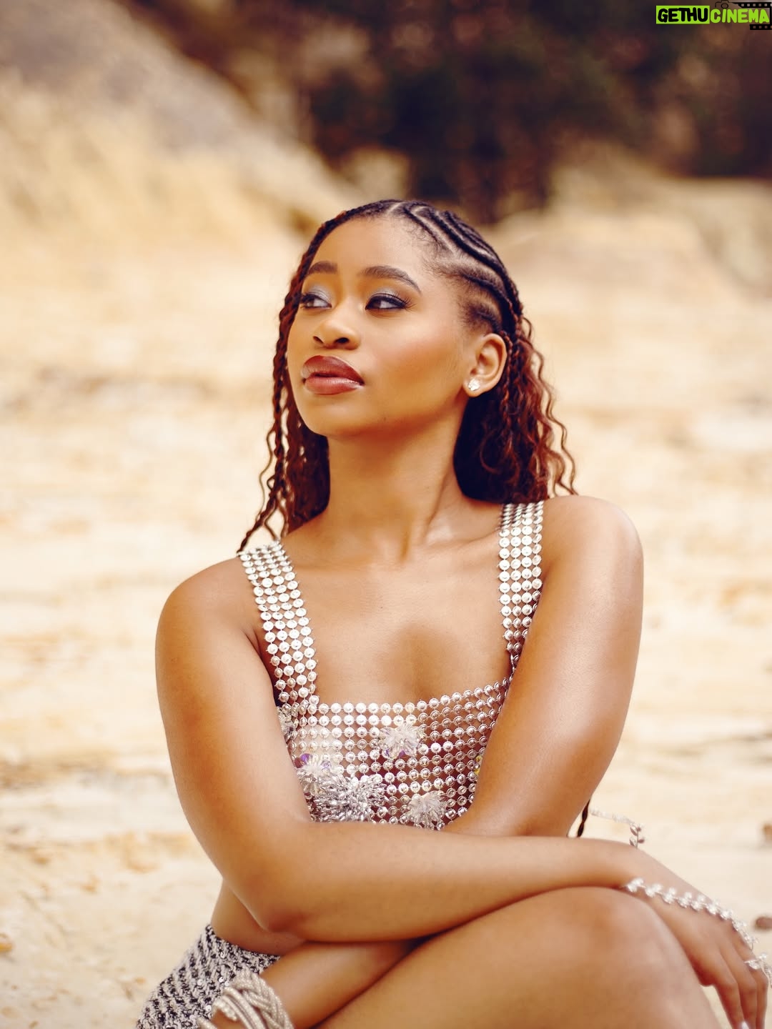 Nefisa Mkhabela - 83.6K Likes - Happiest when my skin is dipped in honey 🍯 🌞✨

Photographer : @brianfstop 
MUA/Creative director : @musamnisi_