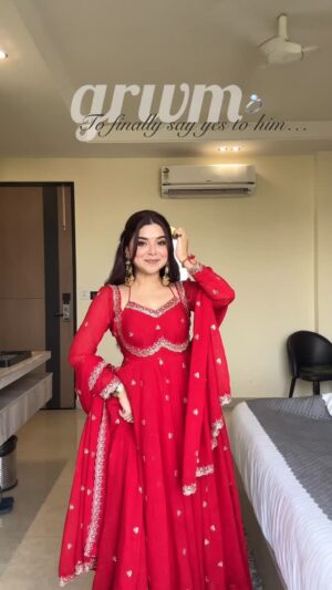 Neha Bhandari Instagram - Ishq ka rang?
🙈♥️💍
.
.
Details🫶🏻
Outfit @thetraditionallabel
Earrings @aamara.jewellery
Footwear @myntra
.
.
#explore #nehabhandari #explorepage #grwm #getreadywithme #fashionblogger #getready #redanarkali #redsuit #karwachauthlook #karwachauth #suhagan #redhead #hairstyles #getreadyforhim #brownskingirls #brownskinmakeup