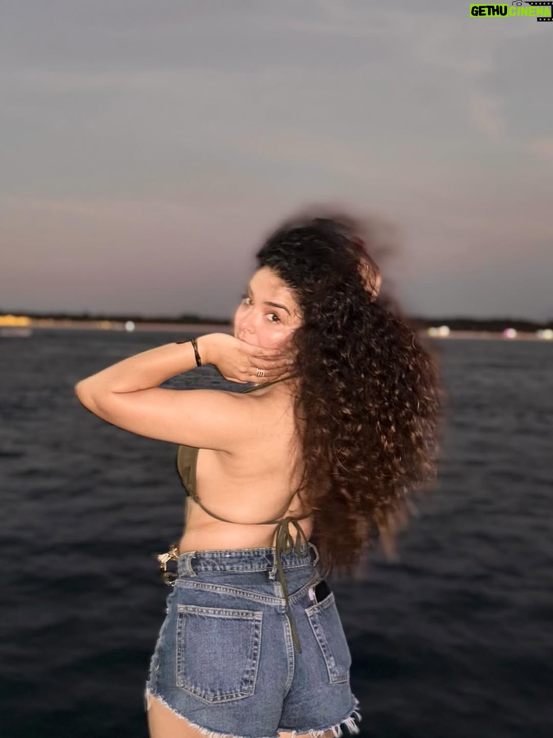 Neha Bhandari - 44.6K Likes - Wait is it me ? ☀️🏖️