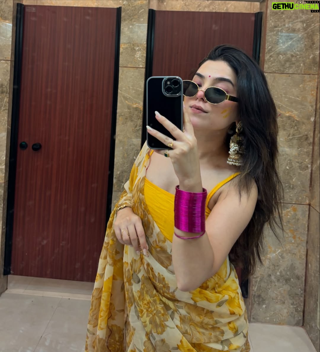 Neha Bhandari - 102.1K Likes - It’s wedding season - DOST KI HALDI 🤍 
.
.