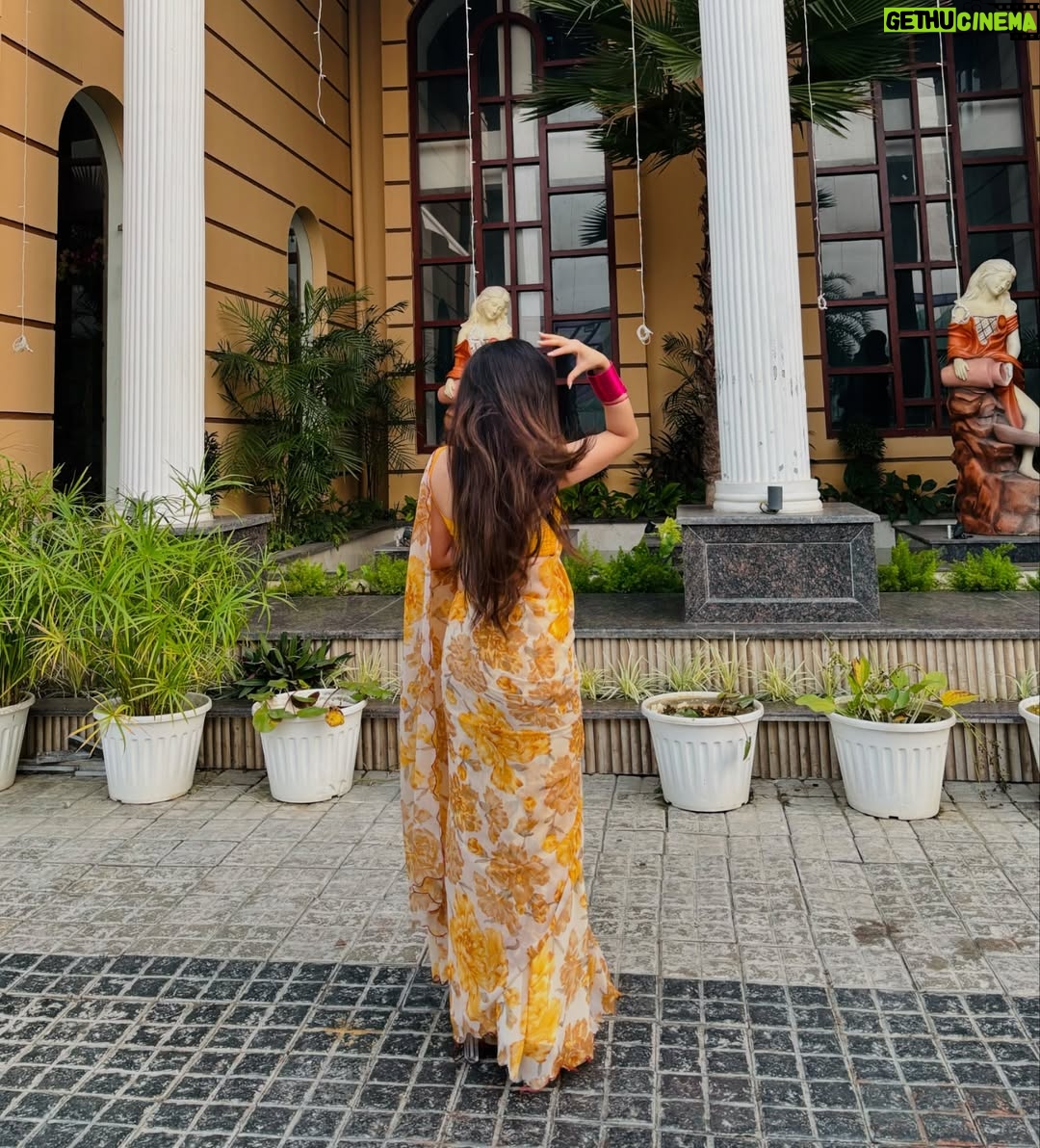 Neha Bhandari - 102.1K Likes - It’s wedding season - DOST KI HALDI 🤍 
.
.