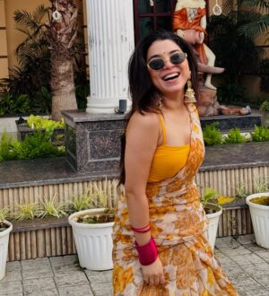 Neha Bhandari Instagram - It’s wedding season - DOST KI HALDI 🤍
.
.