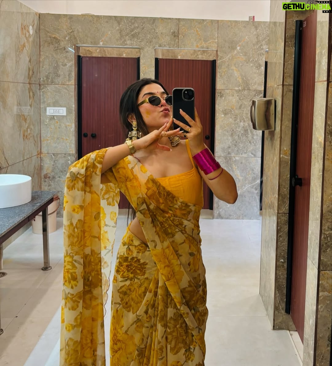 Neha Bhandari - 102.1K Likes - It’s wedding season - DOST KI HALDI 🤍 
.
.