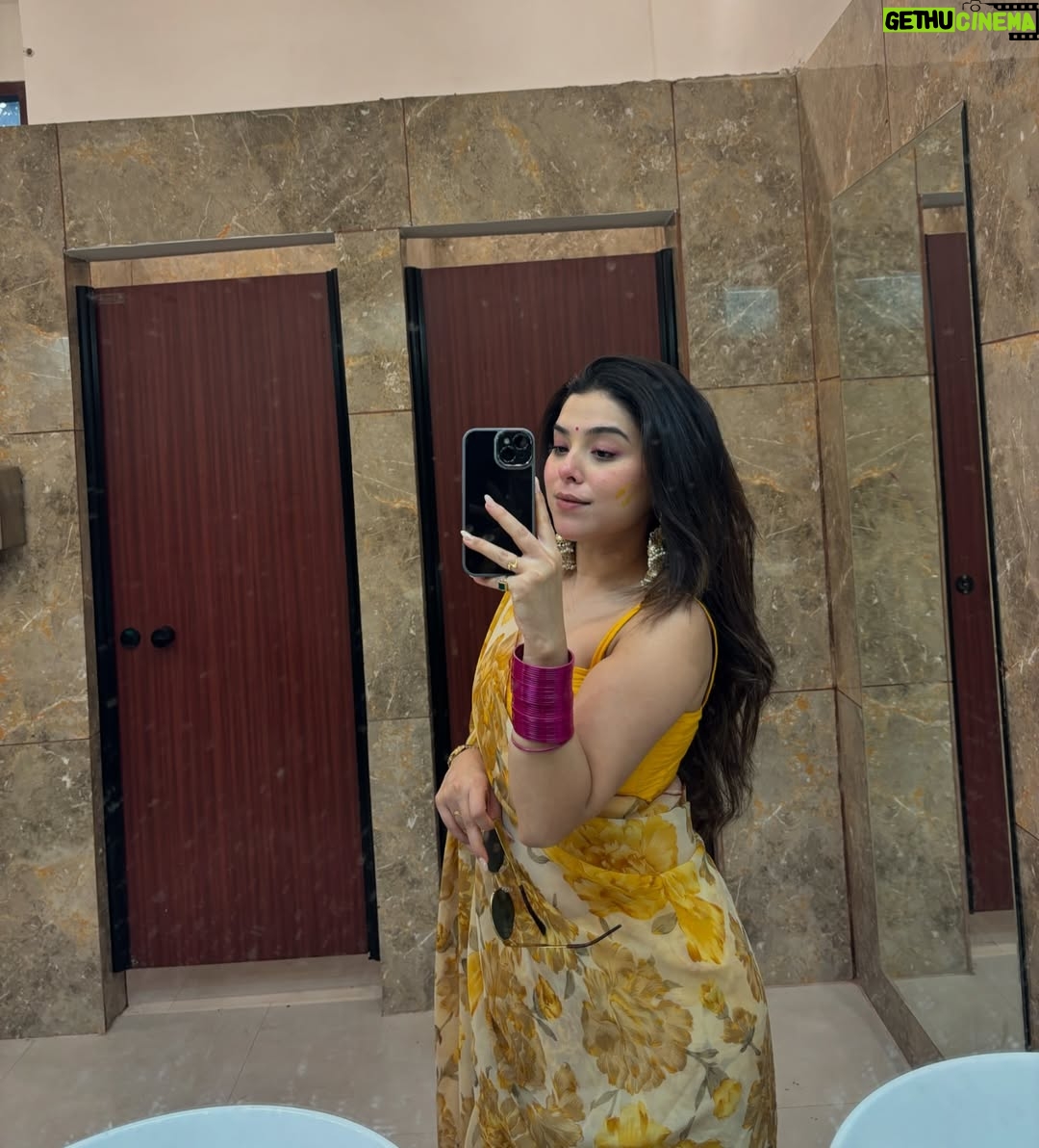 Neha Bhandari - 102.1K Likes - It’s wedding season - DOST KI HALDI 🤍 
.
.