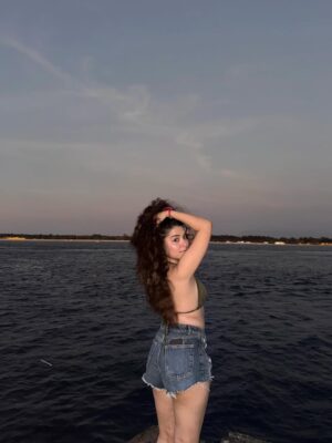 Neha Bhandari Instagram - Wait is it me ? ☀️🏖️