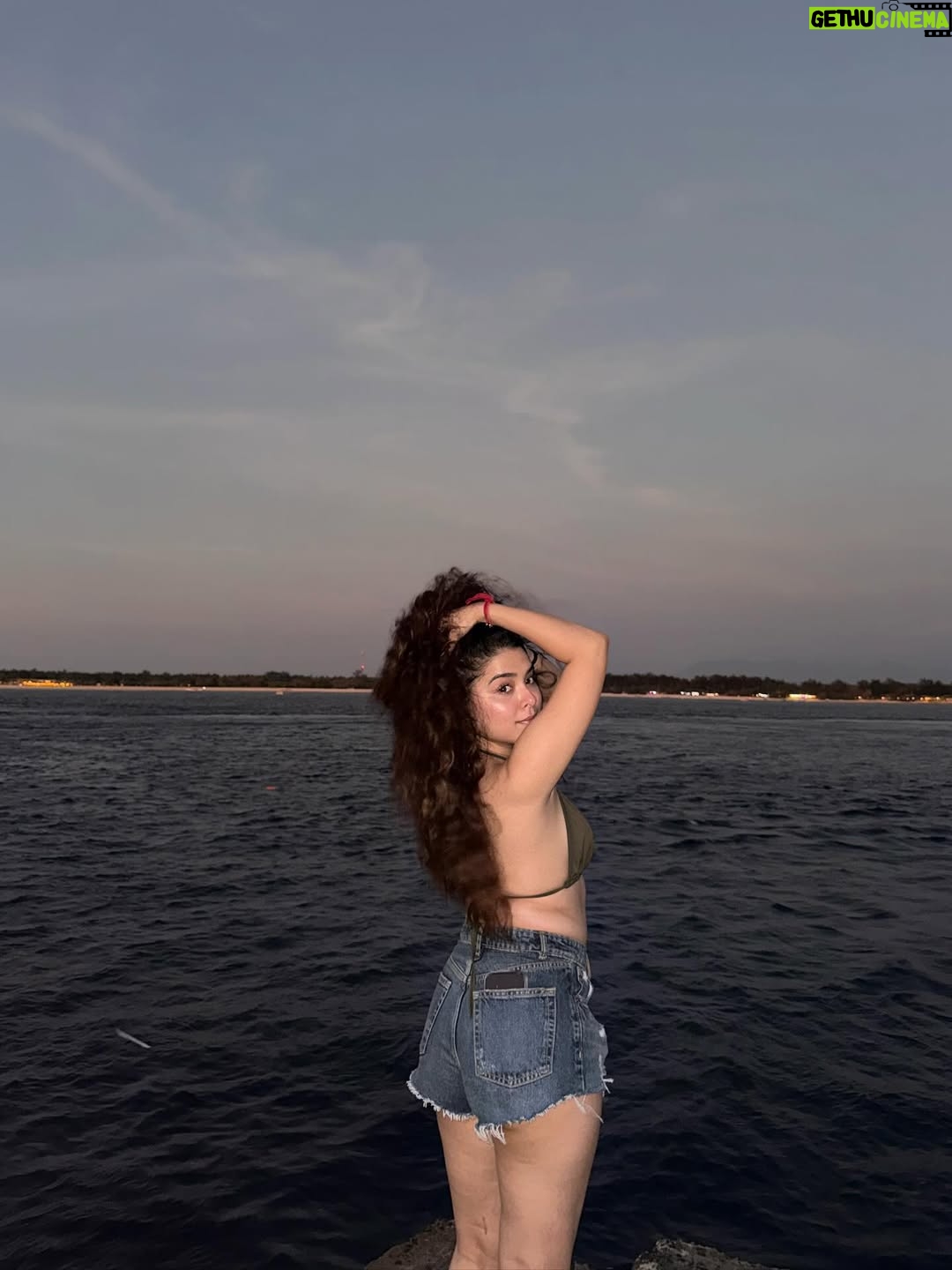 Neha Bhandari - 44.6K Likes - Wait is it me ? ☀️🏖️