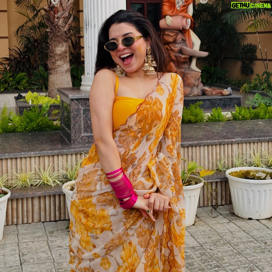 Neha Bhandari - 102.1K Likes - It’s wedding season - DOST KI HALDI 🤍 
.
.