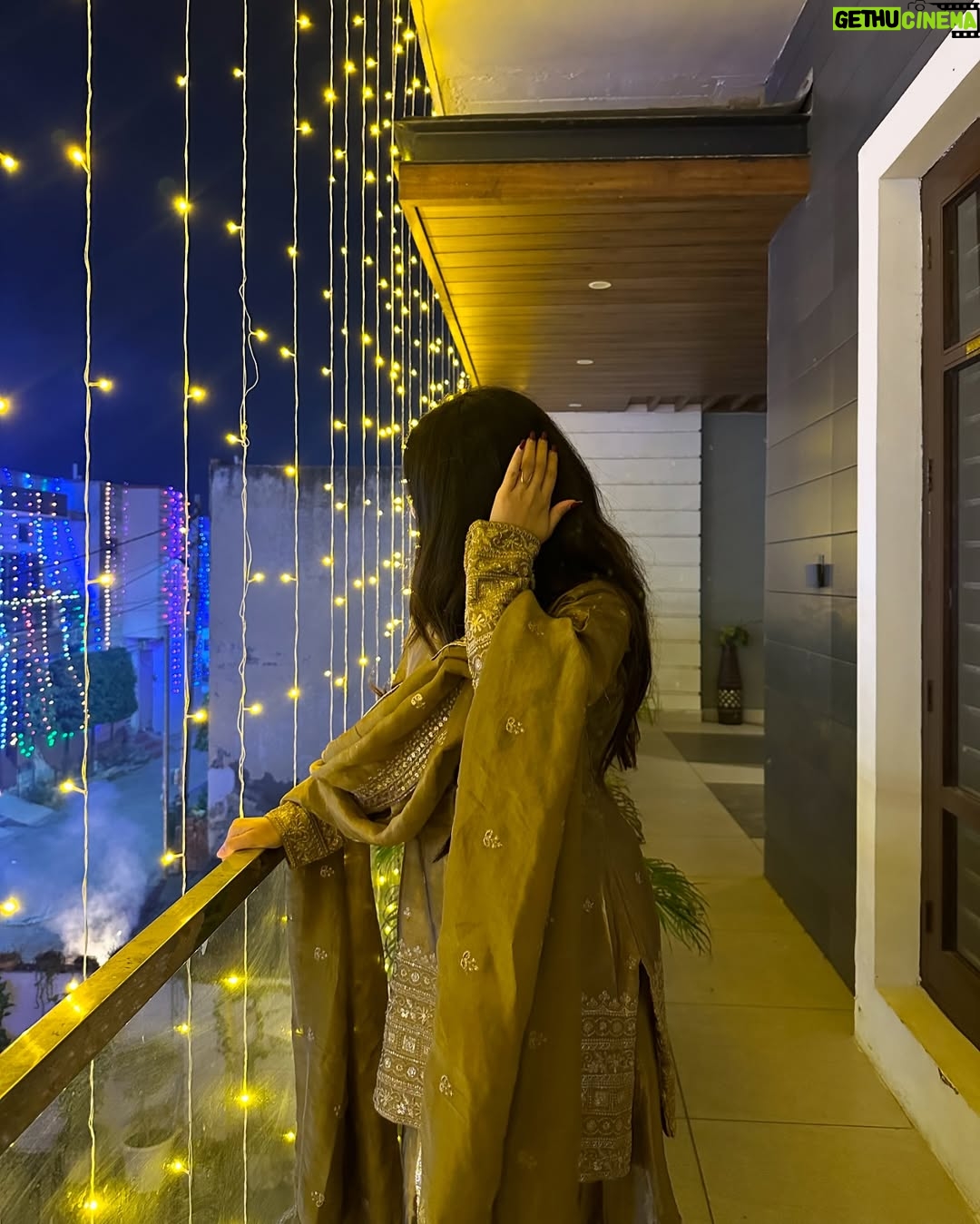 Neha Bhandari - 399.5K Likes - Patakha nhi Lakshmi hu m uss k ghar ki 🙈🪔
.
.
Clicked on @samsungindia ✨
#FlexCam
#GalaxyAl #Samsung
#GalaxyZFlip6 
.