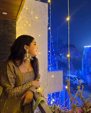 Neha Bhandari Instagram - Patakha nhi Lakshmi hu m uss k ghar ki 🙈🪔
.
.
Clicked on @samsungindia ✨
#FlexCam
#GalaxyAl #Samsung
#GalaxyZFlip6
.