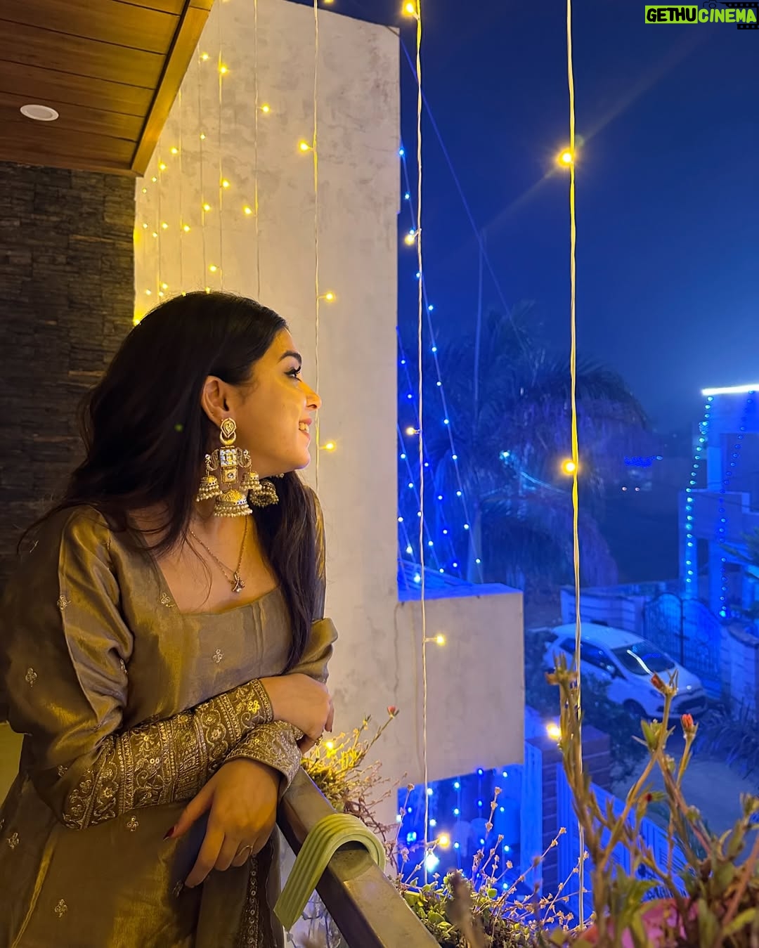Neha Bhandari - 399.5K Likes - Patakha nhi Lakshmi hu m uss k ghar ki 🙈🪔
.
.
Clicked on @samsungindia ✨
#FlexCam
#GalaxyAl #Samsung
#GalaxyZFlip6 
.