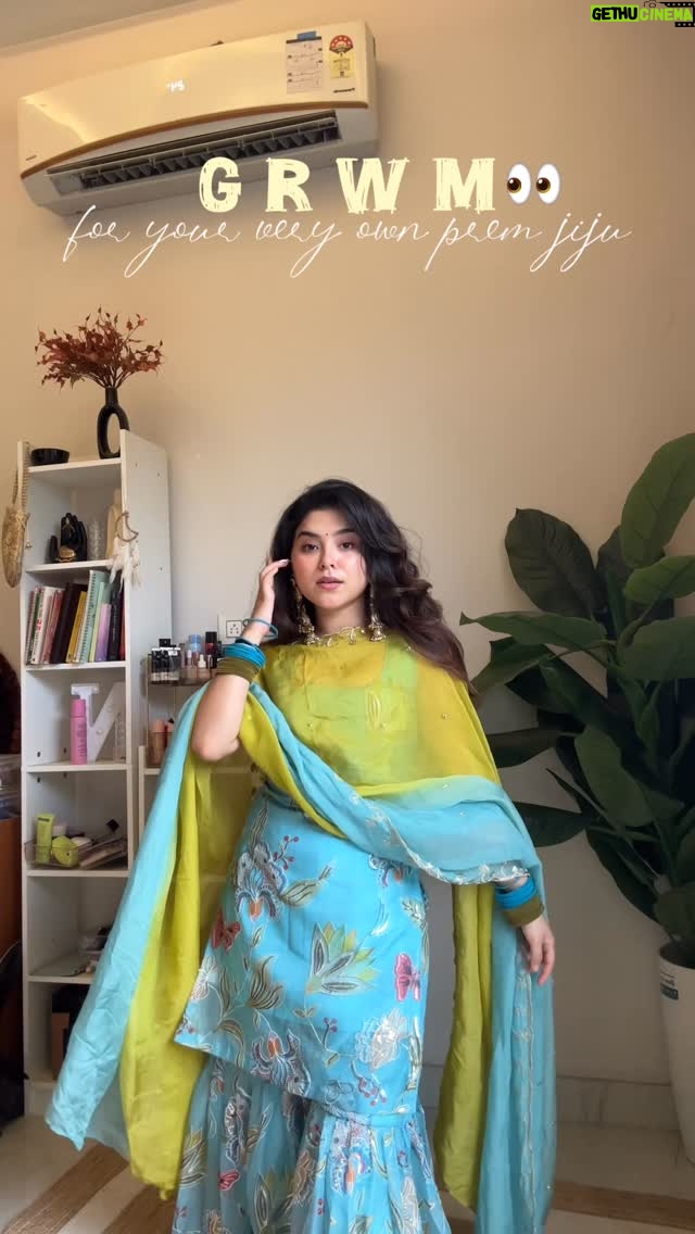 Neha Bhandari - 43.1K Likes - Who ? Prem? 🤍
.
.
Details🧿 
Eyeshadow palette- @officialswissbeauty 
Brushes @kaybykatrina 
Mascara @reachedmars 
Lipliner @glam21cosmetic 
Lipstick @officialswissbeauty  in shade chic nude 
.
.
Details 🧿 
Outfit @_titliyan_bykk 
Earrings @ehsaasjewellery 
.
.
#explore #nehabhandari #explorepage #grwm #getreadywithme #getready #indianoutfit #kareenakapoor #bollywood #browngirlbloggers #brownskinmakeup #littlebrowndog #weddingcollections