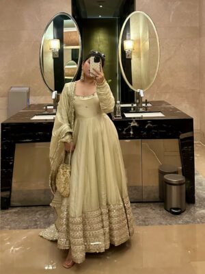 Neha Bhandari Instagram - M kya janu re ? 🦢