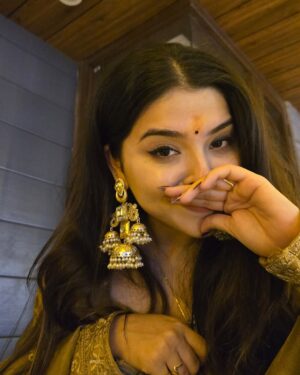 Neha Bhandari Instagram - Patakha nhi Lakshmi hu m uss k ghar ki 🙈🪔
.
.
Clicked on @samsungindia ✨
#FlexCam
#GalaxyAl #Samsung
#GalaxyZFlip6
.