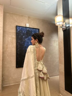 Neha Bhandari Instagram - M kya janu re ? 🦢