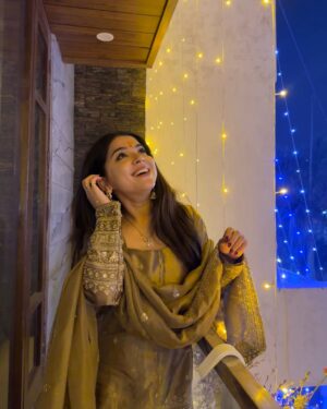 Neha Bhandari Instagram - Patakha nhi Lakshmi hu m uss k ghar ki 🙈🪔
.
.
Clicked on @samsungindia ✨
#FlexCam
#GalaxyAl #Samsung
#GalaxyZFlip6
.