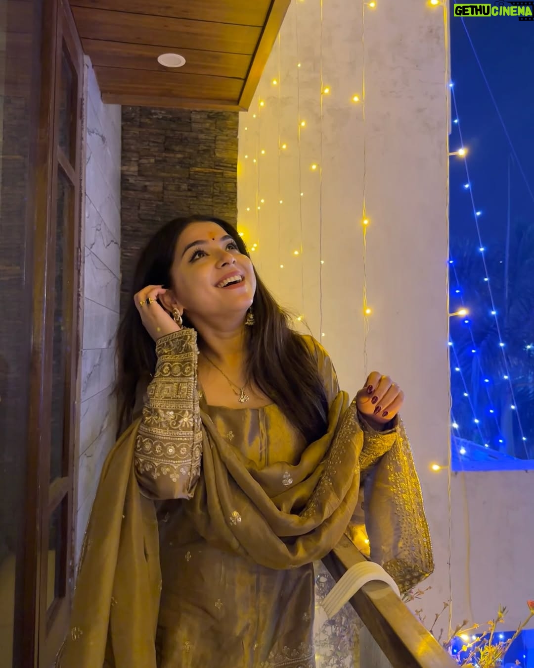 Neha Bhandari - 399.5K Likes - Patakha nhi Lakshmi hu m uss k ghar ki 🙈🪔
.
.
Clicked on @samsungindia ✨
#FlexCam
#GalaxyAl #Samsung
#GalaxyZFlip6 
.