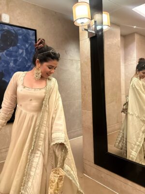 Neha Bhandari Instagram - M kya janu re ? 🦢