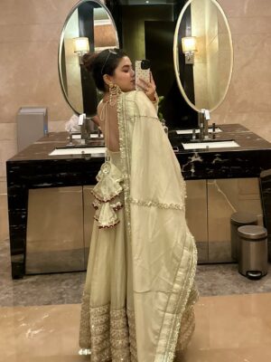 Neha Bhandari Instagram - M kya janu re ? 🦢