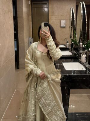 Neha Bhandari Instagram - M kya janu re ? 🦢