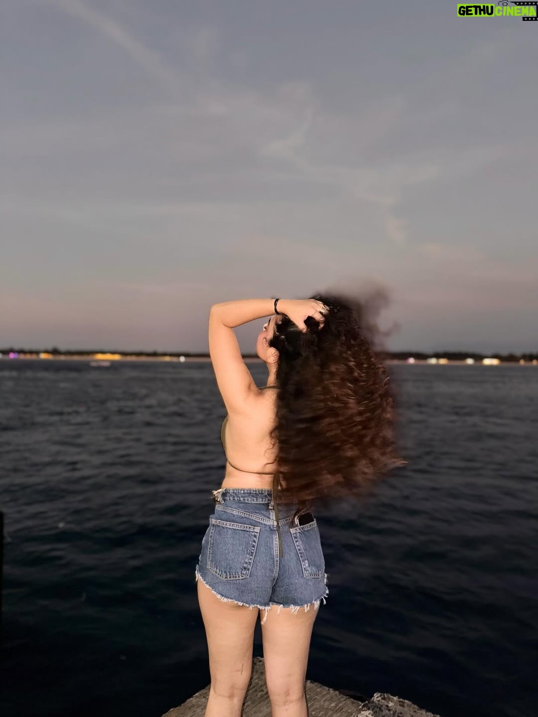 Neha Bhandari - 44.6K Likes - Wait is it me ? ☀️🏖️
