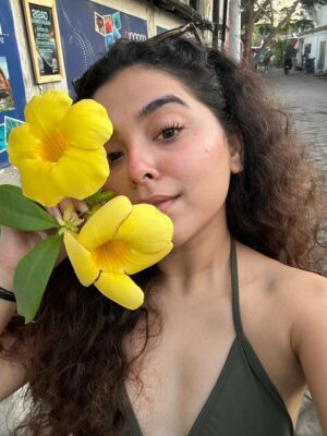 Neha Bhandari Instagram - Wait is it me ? ☀️🏖️